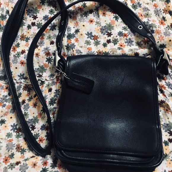 Coach Handbags - • VTG Coach Crossbody Bag •